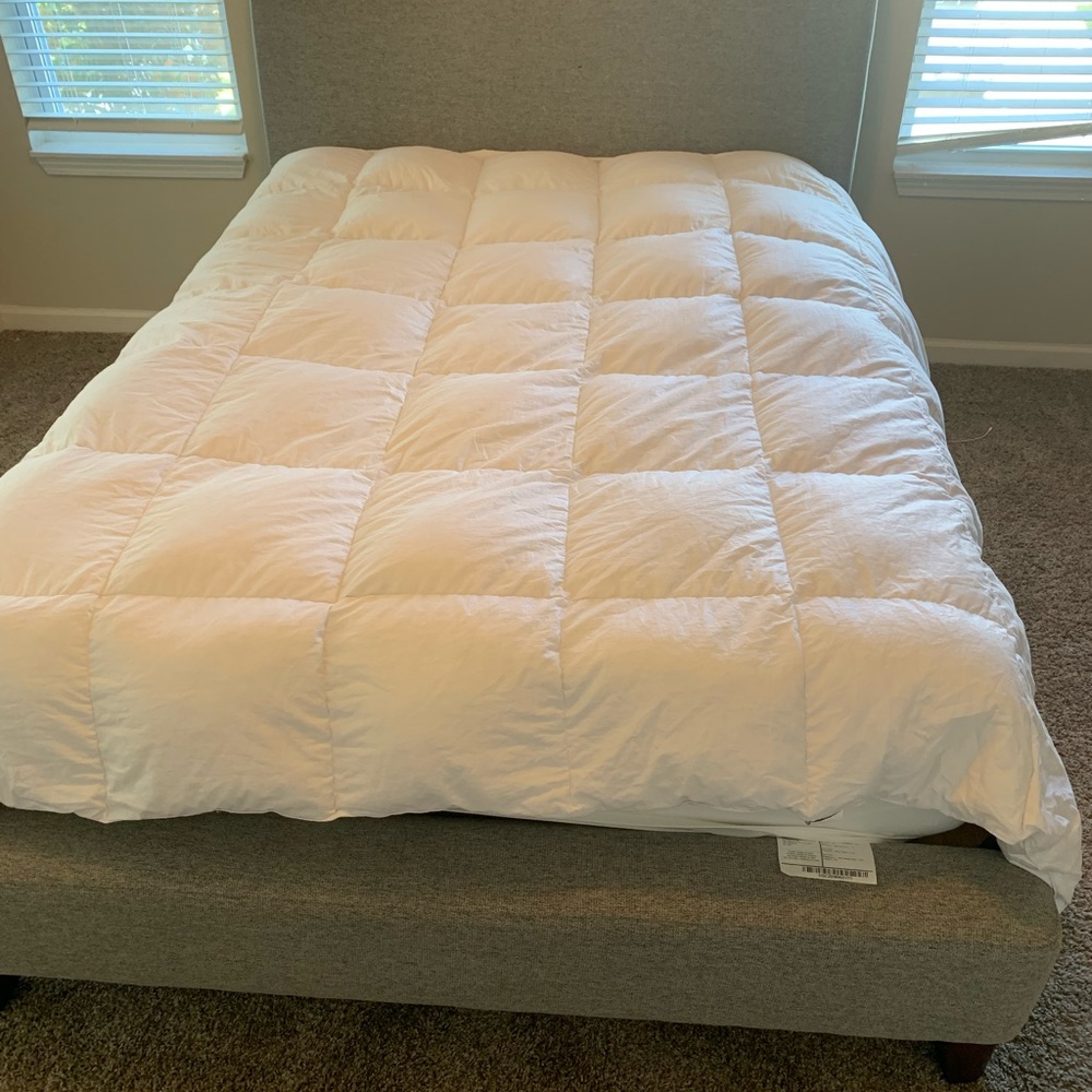 Gently used royal luxe queen sized white down duvet